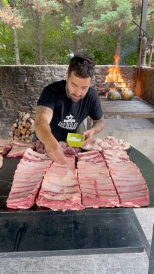  Kitchen Cowboy: Un'Ode Rustica all'Arte del Braai